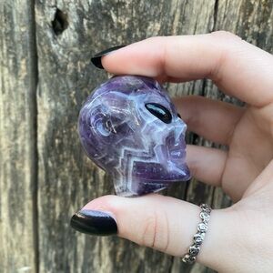 ☁️ chevron amethyst alien head crystal carving